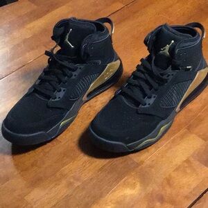 Nike Men's Jordan Mars 270 Black and Gold Sneakers
